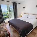 Casa de Férias House With Private Garden In Peaceful Area Close To Everything - Magnolia