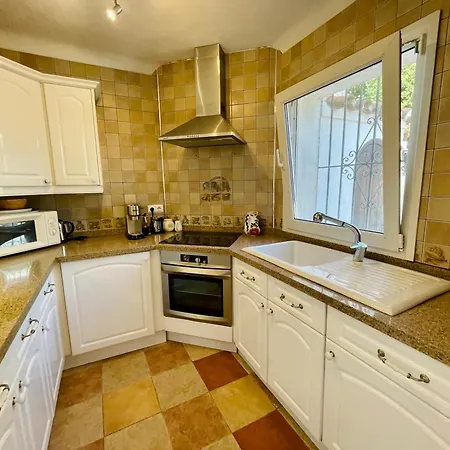 Дом отдыха Costabella House -